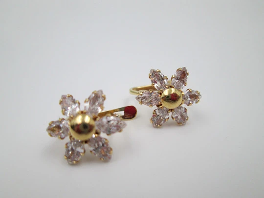Flower women's earrings. 18 karat yellow gold and zircons. French clasp