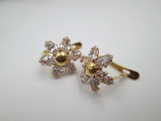 Flower women's earrings. 18 karat yellow gold and zircons. French clasp