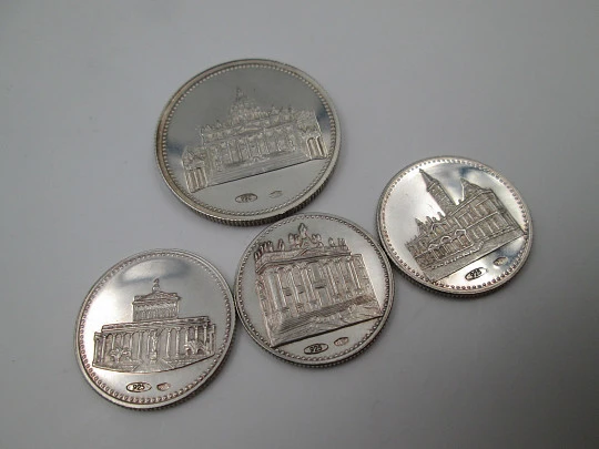 Four religious coins boxed. 925 sterling silver. Holy Year 1975. Pope Paul VI bust. Italy