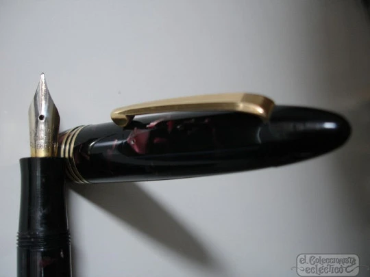 French fountain pen. Marbled celluloid. 1940's. Button filler