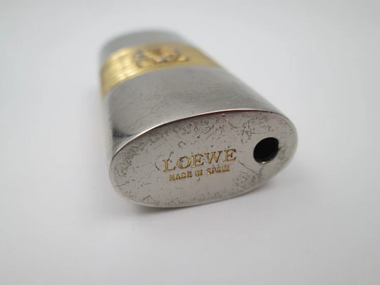 Funda Loewe para encendedor. Metal plateado y dorado. Logotipo marca