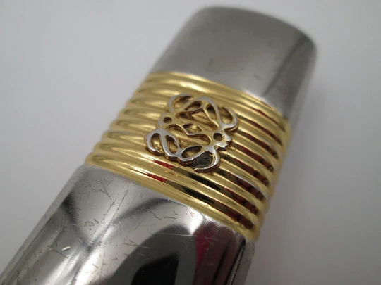 Funda Loewe para encendedor. Metal plateado y dorado. Logotipo marca