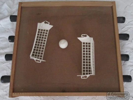 Futbolín plegable de mesa. Años 70. España. Madera, metal y plástico