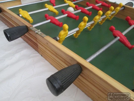 Futbolín plegable de mesa. Años 70. España. Madera, metal y plástico