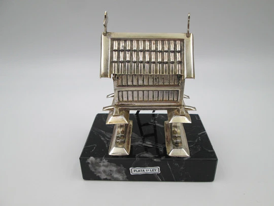 Galician granary miniature. Sterling silver and veined marble base. Malde jewelry. 1990's