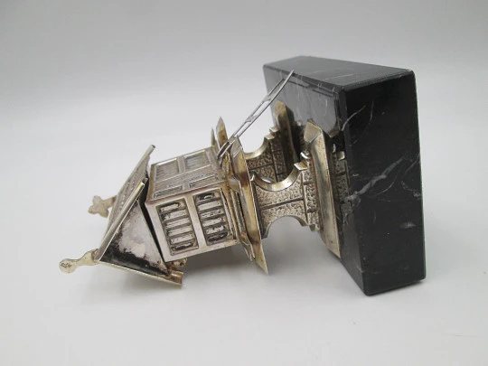 Galician granary miniature. Sterling silver and veined marble base. Malde jewelry. 1990's