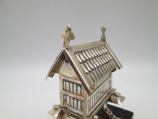 Galician granary miniature. Sterling silver and veined marble base. Malde jewelry. 1990's