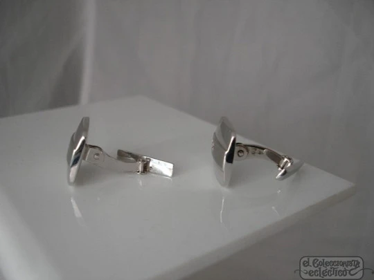 Game cufflinks. 18K white gold and diamonds. 1990's. Hallmarks