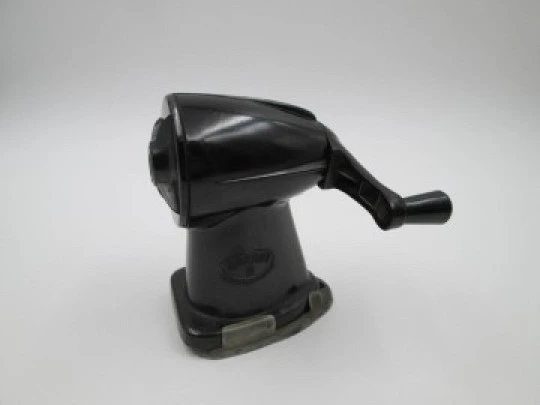 Garant III desktop mechanical pencil sharpener. Brown bakelite. 1940S Garant III desktop mechanical pencil sharpener. Brown bakelite. 1940S