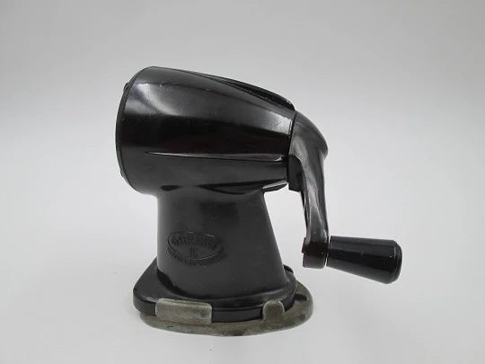 Garant III desktop mechanical pencil sharpener. Brown bakelite. 1940S Garant III desktop mechanical pencil sharpener. Brown bakelite. 1940S