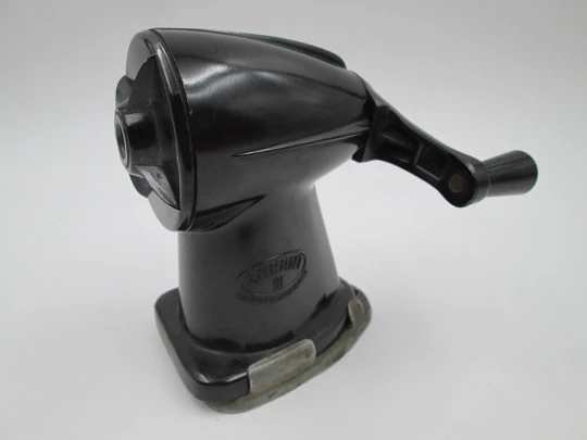 Garant III desktop mechanical pencil sharpener. Brown bakelite. 1940S Garant III desktop mechanical pencil sharpener. Brown bakelite. 1940S