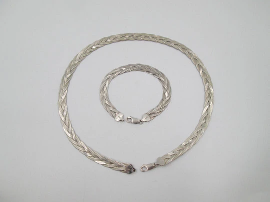 Gargantilla y pulsera trenzada de diseño de espiga en plata de ley para mujer. Italia. 1990 Gargantilla y pulsera trenzada de diseño de espiga en plata de ley para mujer. Italia. 1990