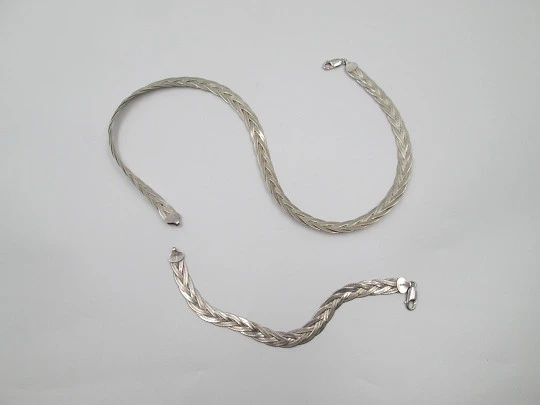 Gargantilla y pulsera trenzada de diseño de espiga en plata de ley para mujer. Italia. 1990 Gargantilla y pulsera trenzada de diseño de espiga en plata de ley para mujer. Italia. 1990