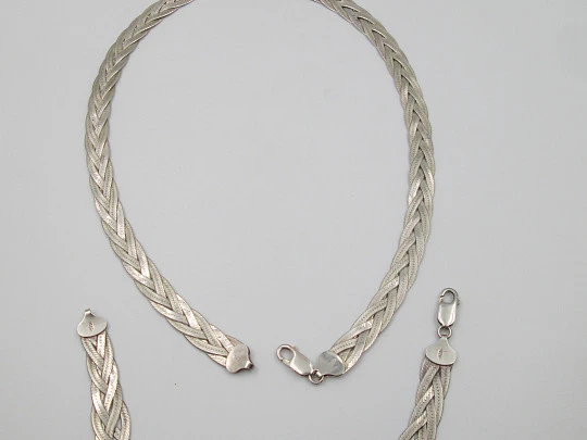 Gargantilla y pulsera trenzada de diseño de espiga en plata de ley para mujer. Italia. 1990 Gargantilla y pulsera trenzada de diseño de espiga en plata de ley para mujer. Italia. 1990