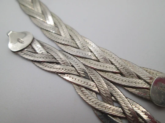 Gargantilla y pulsera trenzada de diseño de espiga en plata de ley para mujer. Italia. 1990 Gargantilla y pulsera trenzada de diseño de espiga en plata de ley para mujer. Italia. 1990