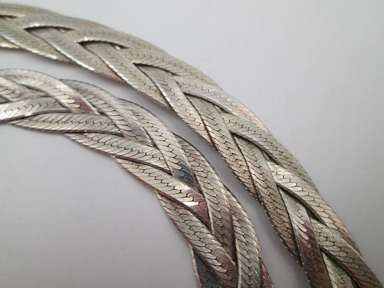 Gargantilla y pulsera trenzada de diseño de espiga en plata de ley para mujer. Italia. 1990 Gargantilla y pulsera trenzada de diseño de espiga en plata de ley para mujer. Italia. 1990