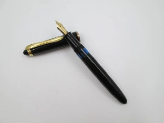 Geha 605. Black celluloid & gold plated. 14K nib. 1955. Reservetank. Germany