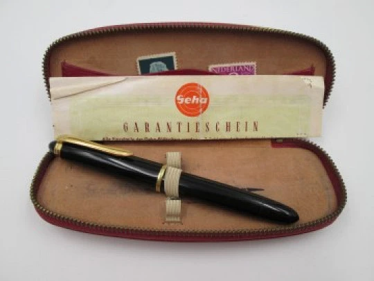 Geha 605. Black celluloid & gold plated. 14K nib. 1958. Reservetank. Red case