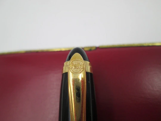 Geha 605. Black celluloid & gold plated. 14K nib. 1958. Reservetank. Red case