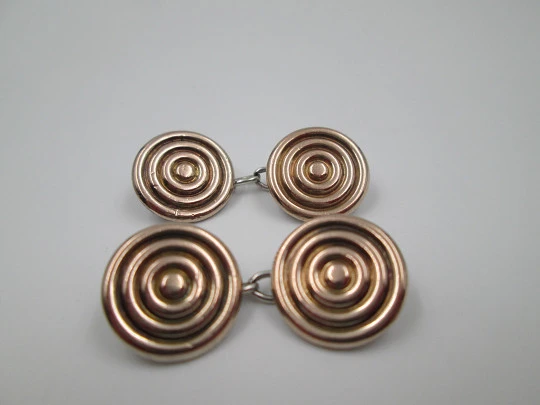 Gemelos para caballero. Plata de ley y laminados oro. Forma espiral. Europa. 1970