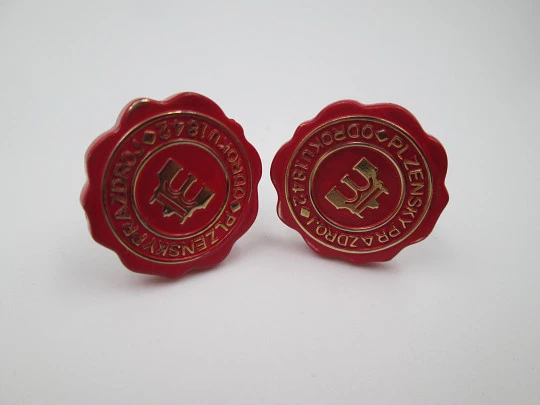 Gemelos publicitarios para caballero. Laca roja y metal dorado. Checoslovaquia. 1980 Gemelos publicitarios para caballero. Laca roja y metal dorado. Checoslovaquia. 1980