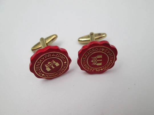 Gemelos publicitarios para caballero. Laca roja y metal dorado. Checoslovaquia. 1980 Gemelos publicitarios para caballero. Laca roja y metal dorado. Checoslovaquia. 1980