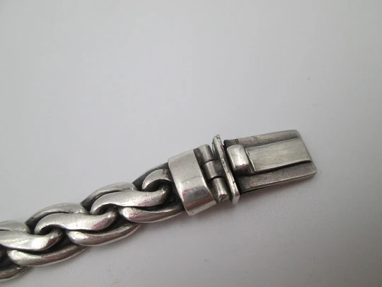 Gentleman curb bracelet with braided links. Sterling silver. Tab clasp. 1990's. Spain