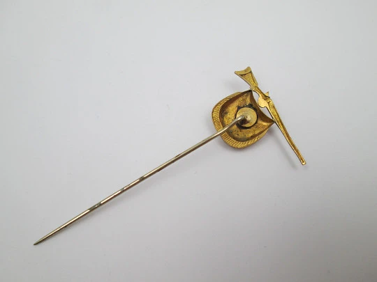 Gentleman's tie pin. Gold plated metal and turquoise ornament. Rifle shape, Box. 1950's Gentleman's tie pin. Gold plated metal and turquoise ornament. Rifle shape, Box. 1950's