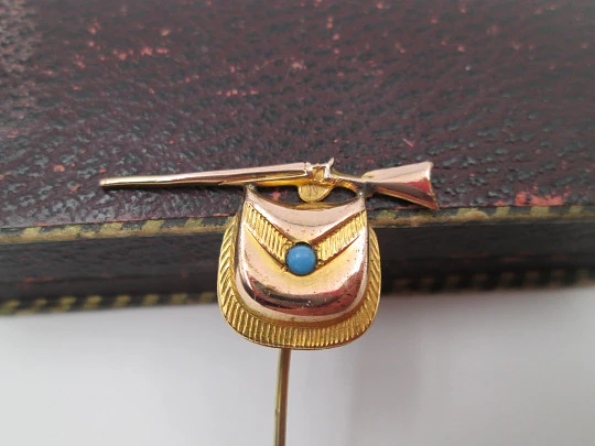 Gentleman's tie pin. Gold plated metal and turquoise ornament. Rifle shape, Box. 1950's Gentleman's tie pin. Gold plated metal and turquoise ornament. Rifle shape, Box. 1950's