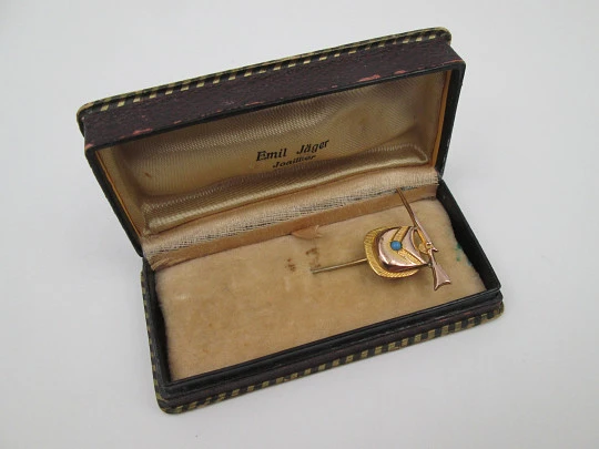 Gentleman's tie pin. Gold plated metal and turquoise ornament. Rifle shape, Box. 1950's Gentleman's tie pin. Gold plated metal and turquoise ornament. Rifle shape, Box. 1950's