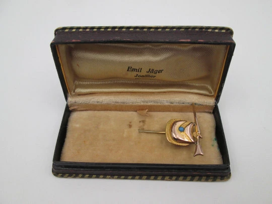 Gentleman's tie pin. Gold plated metal and turquoise ornament. Rifle shape, Box. 1950's Gentleman's tie pin. Gold plated metal and turquoise ornament. Rifle shape, Box. 1950's