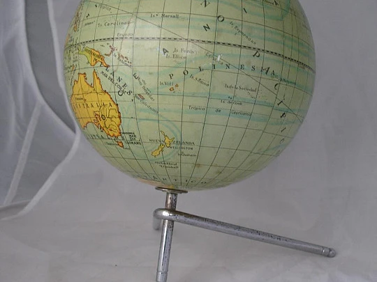 Globe. Carles Pla Dalmau. Plaster / paper color. 1940's. Metal