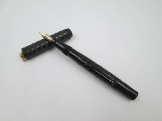 Globe. Chiselled black hard rubber & plated details. 14k gold nib. Lever filler