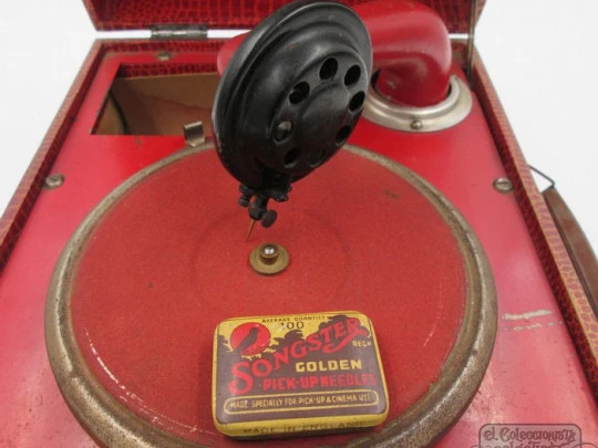 Gramophone Orphée. France. Needles. 1920's. Red metal. Box