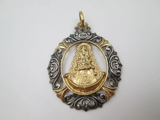 Gran medalla calada Virgen con Niño y báculo. Plata de ley y vermeil. Cerco vegetal. 1970