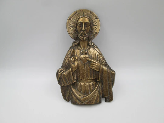 Gran placa para protección puerta Sagrado Corazón de Jesús. Metal dorado. Alto relieve