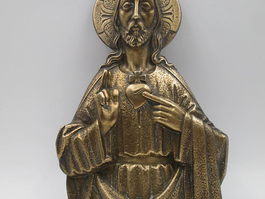 Gran placa para protección puerta Sagrado Corazón de Jesús. Metal dorado. Alto relieve