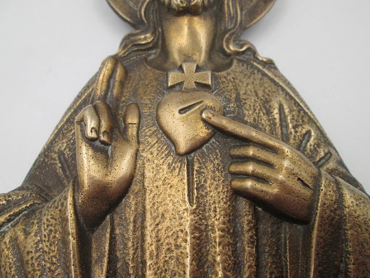Gran placa para protección puerta Sagrado Corazón de Jesús. Metal dorado. Alto relieve