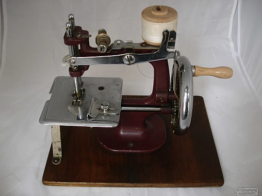 Hand crank sewing machine miniature childrens. 1940's