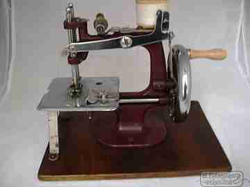 Hand crank sewing machine miniature childrens. 1940's