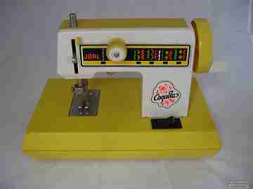 Hand crank sewing machine toy. Battery. Joal Coquetas. Plastic