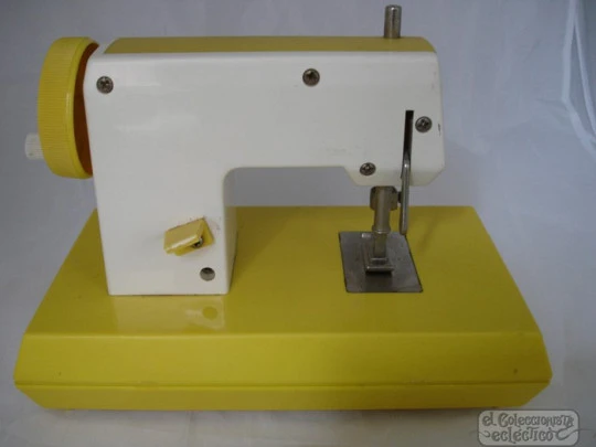 Hand crank sewing machine toy. Battery. Joal Coquetas. Plastic