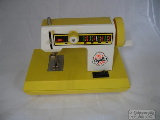 Hand crank sewing machine toy. Battery. Joal Coquetas. Plastic