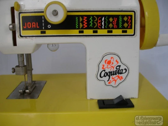 Hand crank sewing machine toy. Battery. Joal Coquetas. Plastic