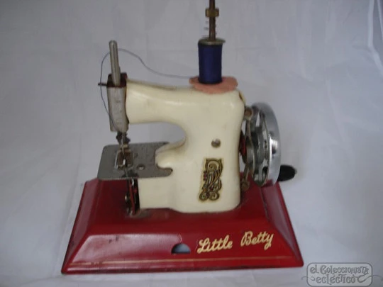 Hand crank sewing machine toy. Little Betty. United Kingdom