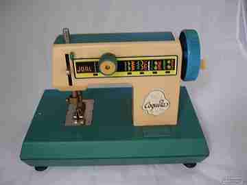 Hand crank sewing machine toy. Plastic. Joal Coquetas. 1970's