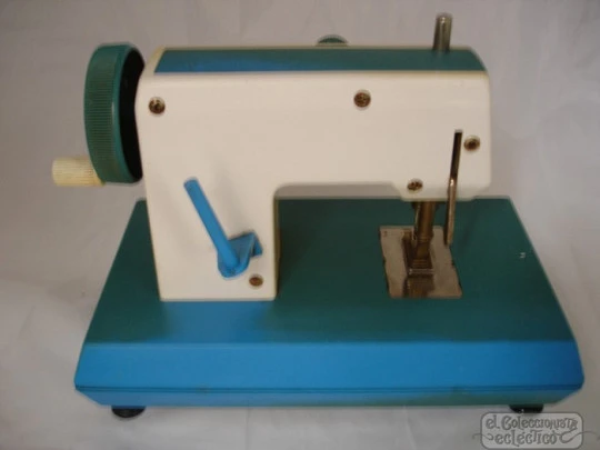 Hand crank sewing machine toy. Plastic. Joal Coquetas. 1970's