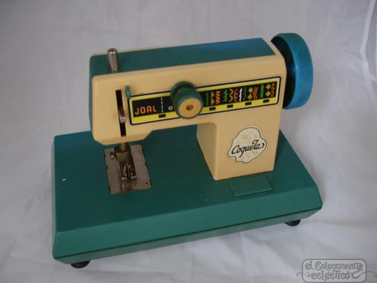 Hand crank sewing machine toy. Plastic. Joal Coquetas. 1970's