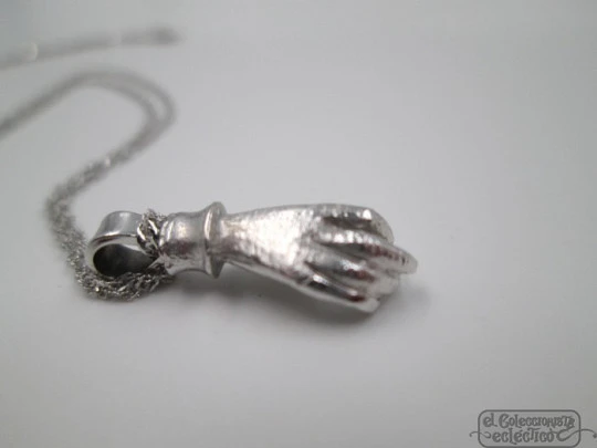 Hand pendant with chain. 18K white gold and marquise diamond