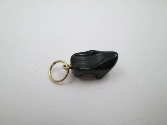 Handmade unisex pendant. Jet clog and 18 karat yellow gold rings. Spain. 1990's
